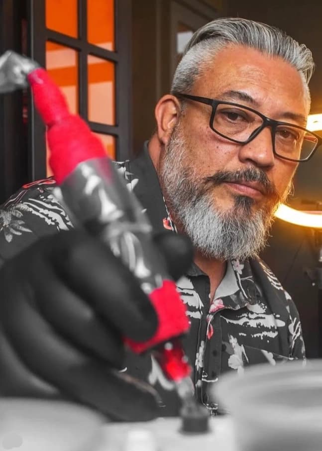 Ale Saito tatuador em Guarulhos especializado em tatuagem autoral